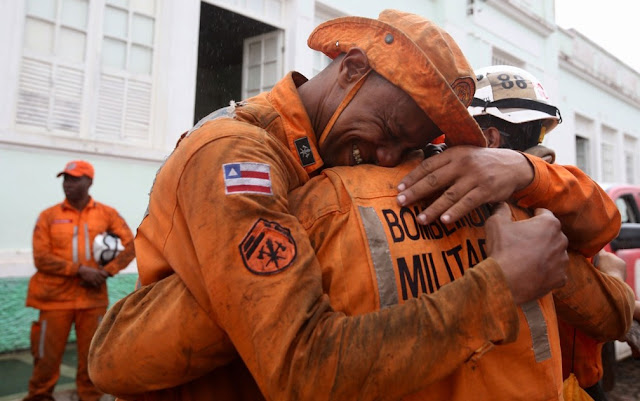 Bombeiros se abraçam após fogo ser extinto na Chapada Diamantina, na Bahia (Foto: Paula Fróes/GOVBA)