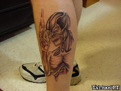 Alien na perna a tatoo