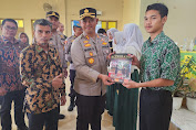 Layak Diapresiasi, Momen Polri Peduli Budaya Literasi Distribusikan 800 Eksemplar Buku ke Sekolah