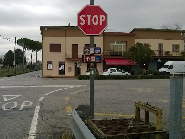 Segnali per cicloturisti alla fermata dell'autobus della Baruchella (TV)