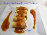 Rigatoni rellenos de salsa boloñesa