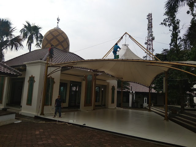 Cleaning Atap Membrane Kerucut Masjid