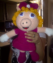 PATRON GRATIS PEGGY (BARRIO SESAMO) AMIGURUMI 1356