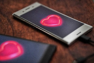 Deux smartphones avec un cœur à l’écran