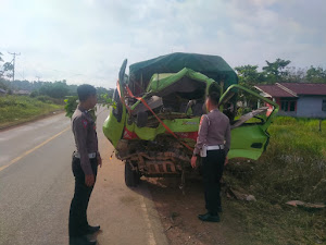 Satlantas Polres Kubu Raya Evakuasi Dua Kendaraan Yang Alami Tabrakan Di Jalan Trans Kalimantan Km 63
