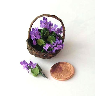 Cesto di violette di carta per case di bambola