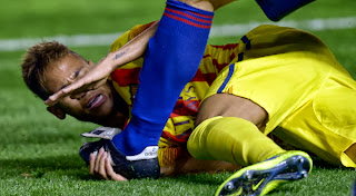 Momen saat pemain Osasuna menginjak tangan Neymar