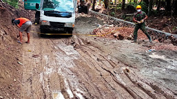 
Lokasi TMMD Diguyur Hujan, Satgas Tetap Semangat Lanjutkan Pekerjaan 
