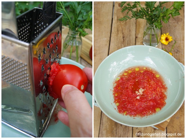 Tomaten für Brotaufstrich auf Küchenreibe reiben