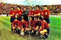 SELECCIÓN DE ESPAÑA. Temporada 1976-77. Capón, Leal, Miguel Ángel, Pirri, Benito, Camacho. Juanito, Villar, Rubén Cano, Asensi y Churruca. SELECCIÓN DE RUMANÍA 1 SELECCIÓN DE ESPAÑA 0. 16/04/1977. XI Copa del Mundo de Argentina 1978, fase de clasificación, Grupo VIII. Bucarest, Rumanía, Steaua Stadium (20.000 espectadores). GOLES: 1-0: 6’, Benito en propia puerta