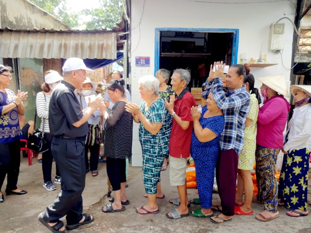 Ban Bác ái Xã hội Doanh nhân Công giáo Sài Gòn: Thăm và tặng quà nơi 4 xóm nghèo quận Bình Thạnh ngày 26-10-2023