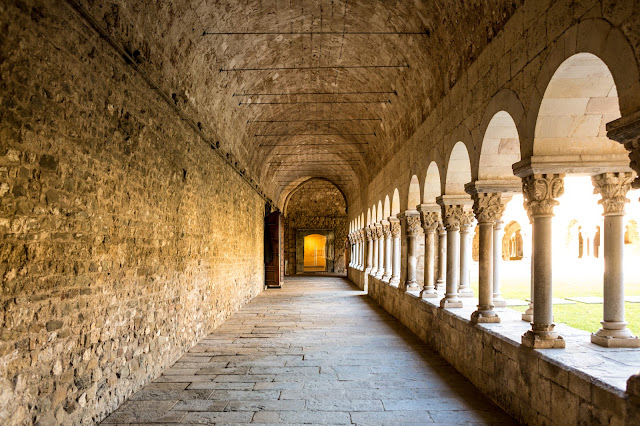 Claustro del Monasterio de Sant Cugat del Vallès :: Canon EOS5D MkIII | ISO400 | Canon 28mm | f/3.5 | 1/25s