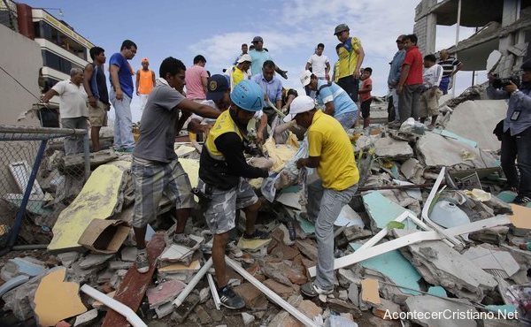 Terremoto en Ecuador deja más de 350 muertos