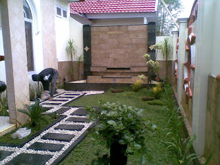 Minimalist Garden Design Behind the House