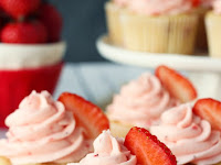 FRESH STRAWBERRY CUPCAKES