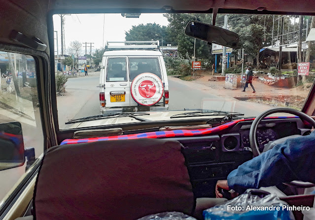 Carros usados em safaris na Tanzânia