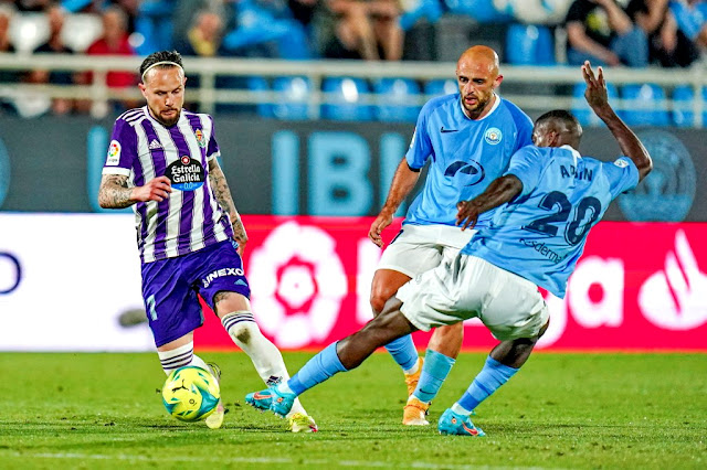 Ekain Zenitaqgoia y Appin intentan frenar a Iván Sánchez. U. D. IBIZA 1 REAL VALLADOLID C. F. 2 Sábado 22/05/2022, 22:00 horas. Campeonato de Liga de 2ª División, jornada 41. Ibiza, Baleares, Estadio Can Misses – Power Electronics: 4.614 espectadores.