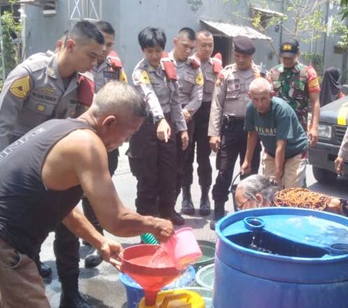TNI-Polri Distribusikan Ribuan Liter Air Bersih di Kecamatan Deket