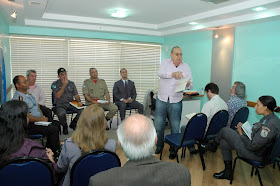 Presidente do Conselho Comunitário de Segurança Nadim Kantara (de pé) coordena reunião mensal no auditório do Sincomércio