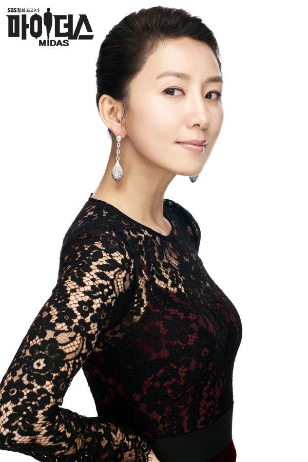 Kim Hee Ae who plays In Hye is looking good as a 44 year old Y 