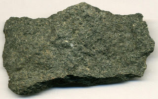 Orijinal bazaltın siyah rengini veren mineraller, yeşil minerallere dönüştürülmüştür.