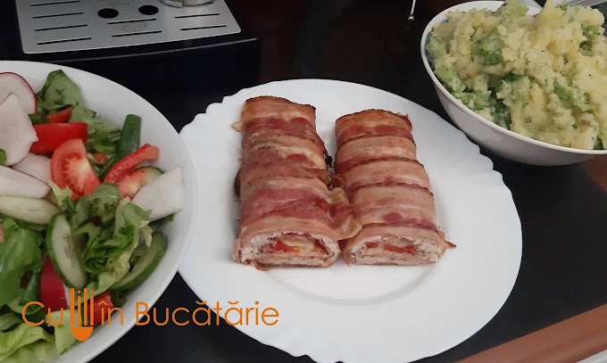 Ruladă de pui cu bacon, șuncă și cascaval  