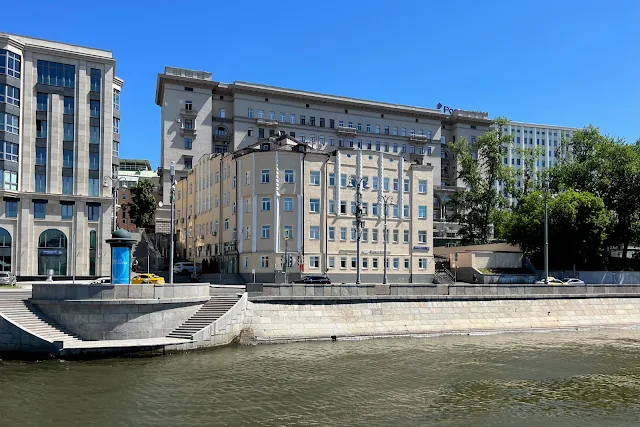 Москва-река, Котельническая набережная, административное здание (бывший жилой дом 1926 года постройки), жилой Дом Инжкоопстроя Наркомлегпрома (построен в 1939-1946 годах)