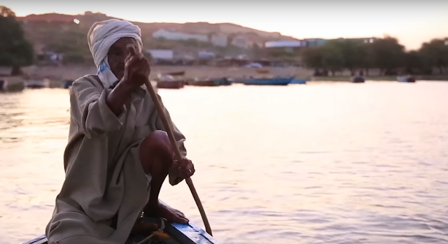 صور  السودان - خزان جبل اوليا - صياد على قاربه