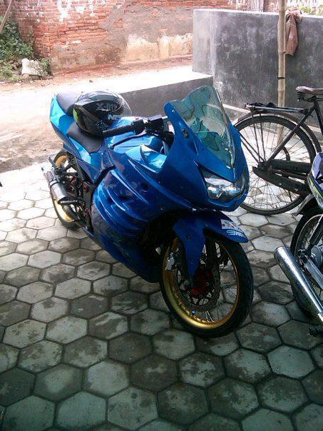 berikut kami berikan foto foto modifikasi ninja 250 velg jari jari title=