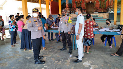 Kapolsek Banjit Tinjau Langsung Vaksinasi Covid-19 Dikampung Bali Sadhar Utara