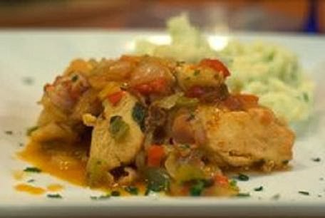 Pollo guisado con tomates y cebolla