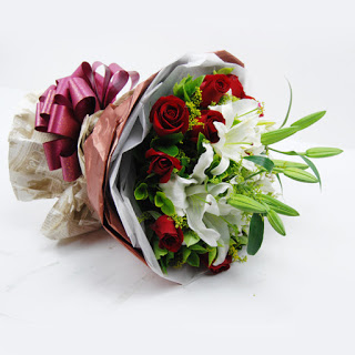 Rangkaian Bunga Mawar Dan Bunga Lily Yang Cantik Untuk ...