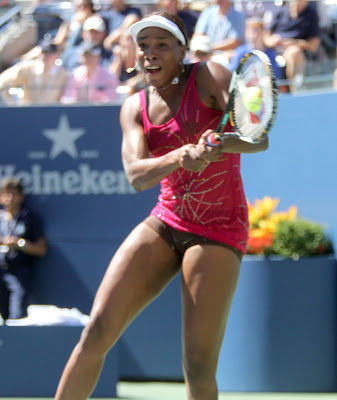 Venus Williams in skimpy, tight outfits, playing tennis - pic 1