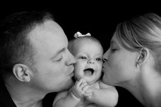 мать и отец целуют ребенка