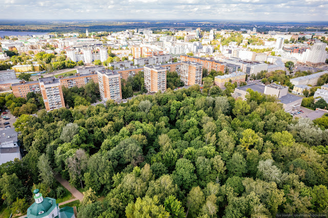 Четыре красных многоэтажки у парка