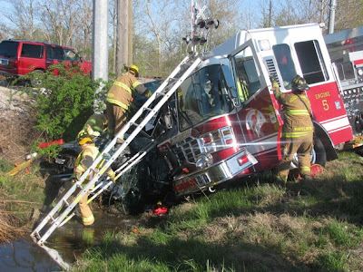 Hombre desnudo roba camión de bomberos en EEUU matando a peatón