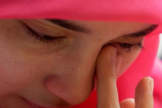 Hasil gambar untuk gambar muslimah cantik menangis