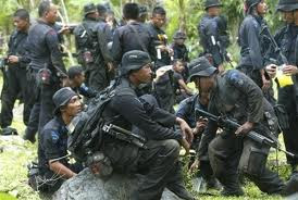 Perbandingan S.w.a.t Dengan Densus 88 [ www.BlogApaAja.com ]