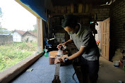 Pemuda di Bojonegoro Cuan 10 Juta Per Bulan Dari Pembuatan Gitar