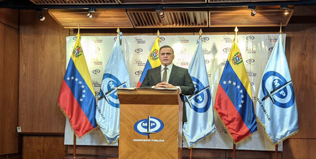 Este miércoles, el fiscal general del chavismo, Tarek William Saab, informó que luego de investigaciones sobre el caso del profesor Carlos Lanz, quien presuntamente había desaparecido, pudieron determinar que se trató de un secuestro y posteriormente un asesinato.  «Se trata de una trama espeluznante que es como un cóctel del terror, que mezcla múltiples móviles criminales. Durante meses, y casi dos años, se le quiso dar un matiz político. Se habló de que pudo haber sido por un móvil pasional», indicó Saab durante una rueda de prensa, detallando que ante el hecho fueron detenidas 13 personas por su vinculación.  Saab indicó que no descarta que más personas de las detenidas estén involucradas y aseguró que continuará la investigación.  «Debemos recordar que las investigaciones para dar con el paradero de Carlos Lanz iniciaron el mismo día que se reportó su desaparición, ocurrida el sábado 8 de agosto de 2020 en Maracay, estado Aragua», insistió detallando que ese día el profesor salió de su casa voluntariamente a las 8:30 am, «sin embargo hay una laguna de tiempo en la que ninguno de los entrevistados del momento supo contestar adecuadamente».  También puede leer: Reportan que el Cicpc detuvo a esposa e hijas de Carlos Lanz «A las 11:30 a. m. aproximadamente, la hija de Carlos Lanz, salió de su habitación y se percató de que su padre no estaba. A partir de ese momento no se supo más de él», agregó Saab.