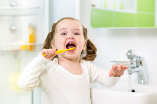 ребенок чистит зубки