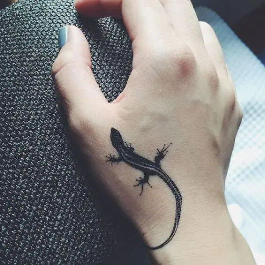 Small-Lizard-blackwork-on-the-Hand-Tattoo