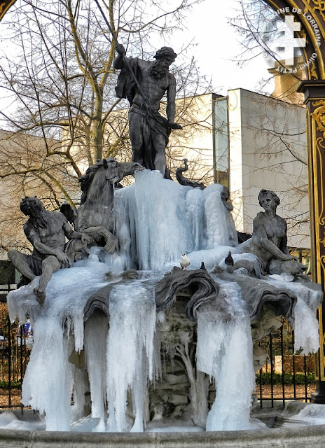 NANCY (54) - Place Stanislas : Fontaine de Neptune gelée !
