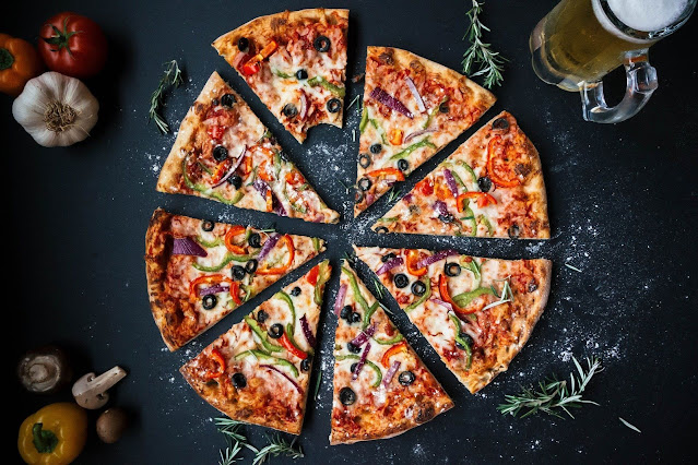 كلمة "بيتزا" في اللغة الإيطالية تحدد أي نوع من أنواع الخبز المسطح أو الفطيرة - مقلي أو مخبوز. على الرغم من أنك ستجد العديد من أنواع البيتزا أو البيتزا حول البحر الأبيض المتوسط ​​، إلا أنه في نابولي ظهرت البيتزا بالشكل الذي نعرفه اليوم لأول مرة، بعد ظهور الطماطم على الطاولة في القرن الثامن عشر الميلادي.