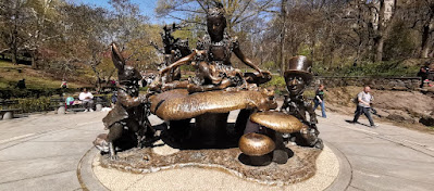 La estatua de Alicia en el País de las Maravillas en Central Park.