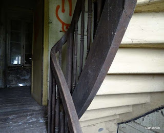 urbex-ferme-girouettes-escalier-jpg