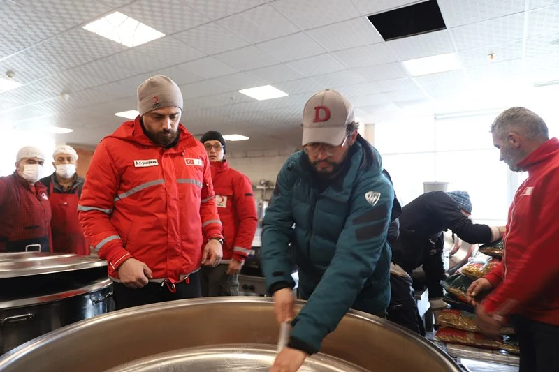 Gönüllü şefler milyonlarca kap yemek yaptı