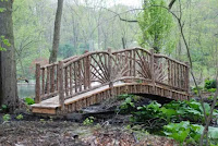 Pequeños puentes de jardín decorativos y elegantes para casas de verano