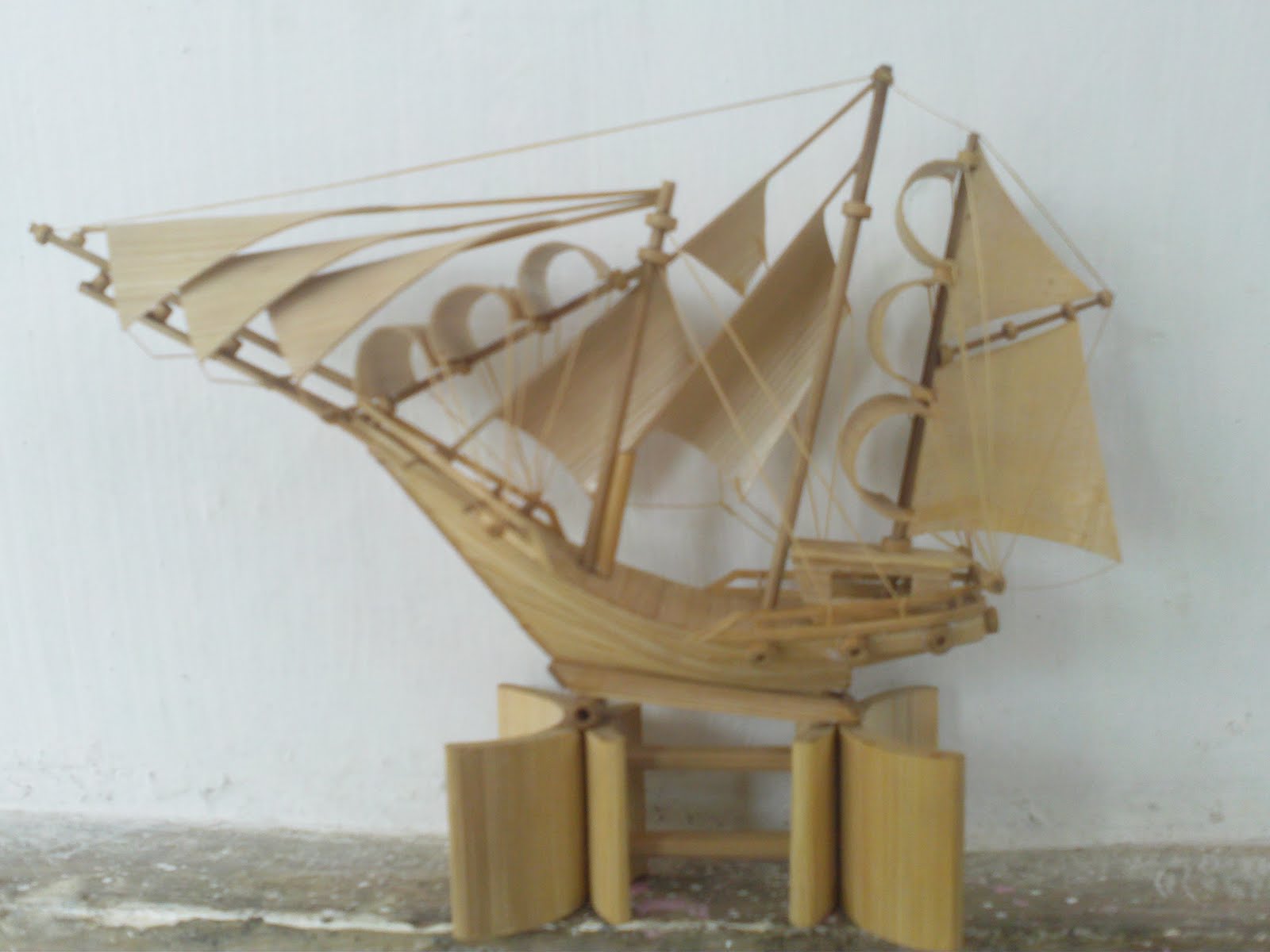  miniatur  kapal  layar dari  bamboo by okalpuger seni itu 