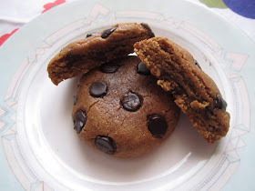 Cookies au beurre de cacahuètes et pépites de chocolat dont un ouvert en deux sur une assiette, Dakatine